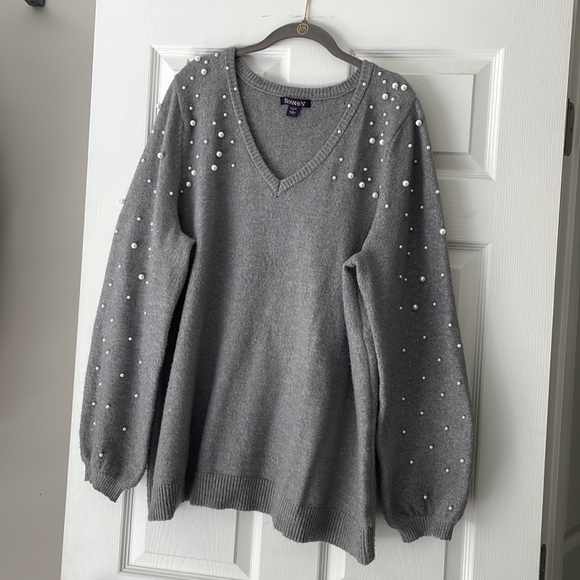 Woman’s 22/24, gray sweater with pearl accents - Picture 2 of 5